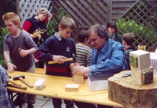 Beim Basteln der Nisthilfen