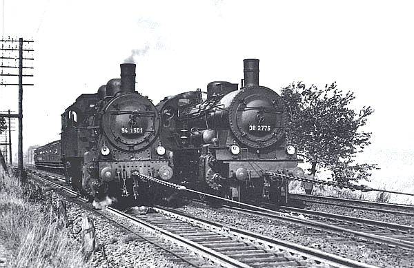 Eine historische Aufnahme zeigt, wie mittels Silzug die Züge nach oben  gezogen wurden